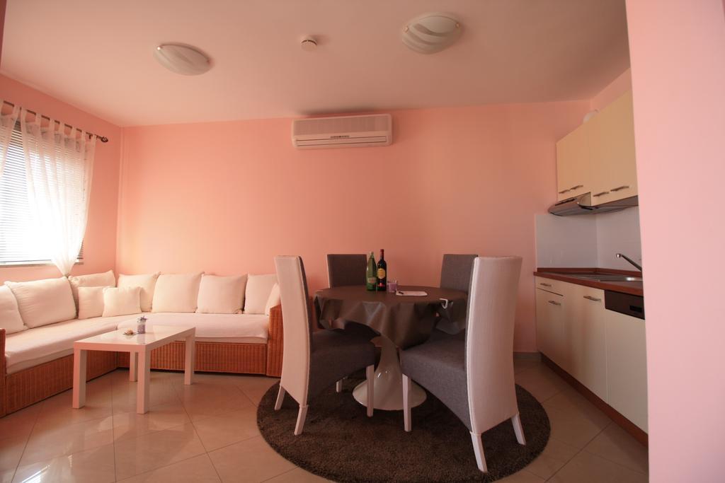 Apartment Dalmatien Traumhaus มาคาร์สกา ภายนอก รูปภาพ